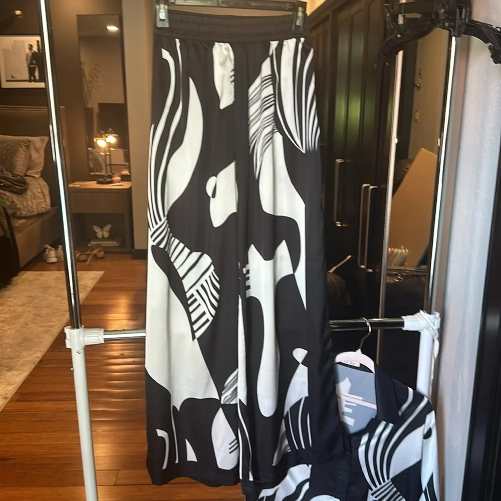 Black and White Patterned Pantsuit - Picture 3 of 6